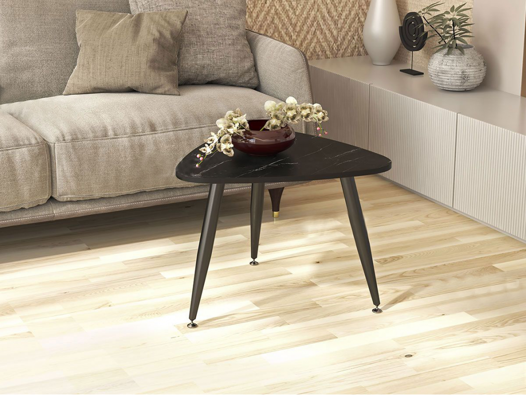 Журнальный стол "Креатель" треугольный 58*58 см (столешница 22 мм, опоры чёрные матовые)