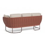 "Фиджи" диван 3-местный плетеный из роупа, каркас алюминий коричневый (RAL8016) муар, роуп красный (8372) круглый tex, ткань Mossle бежевая