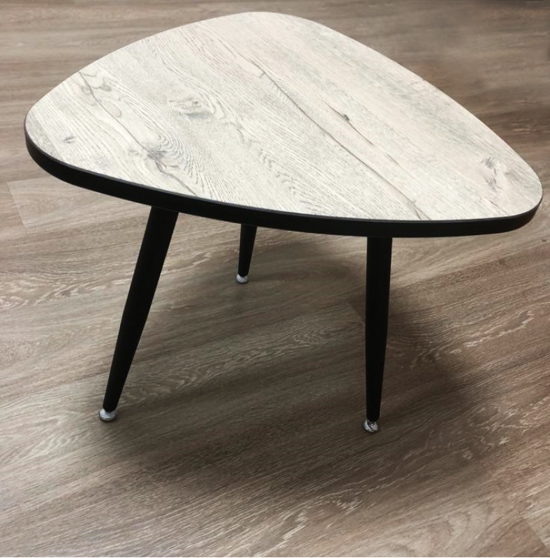 Журнальный стол "Дуб Апрельский Нордик" треугольный 58*5 см (столешница 22 мм, опоры чёрные матовые)