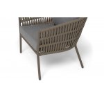 "Комо" кресло плетеное из роупа, каркас алюминий бежево-серый (RAL7006) муар, роуп серо-коричневый 23мм, ткань темно-серая 027