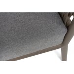 "Комо" кресло плетеное из роупа, каркас алюминий бежево-серый (RAL7006) муар, роуп серо-коричневый 23мм, ткань темно-серая 027